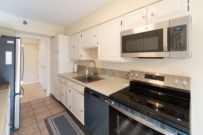 Building Photo - Contemporary 2BR/2BA Corner Condo at The Encore of McLean