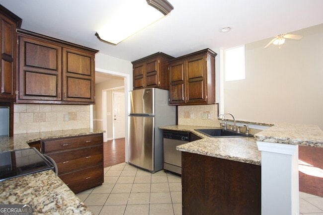 Building Photo - 585 Chapel Walk Ln SE