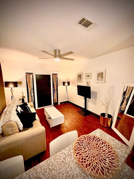 Living room - 3333 Delachaise St