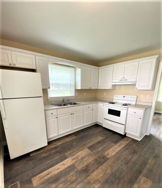 Building Photo - Move In Special!! 1/2 Off First Month's Re...
