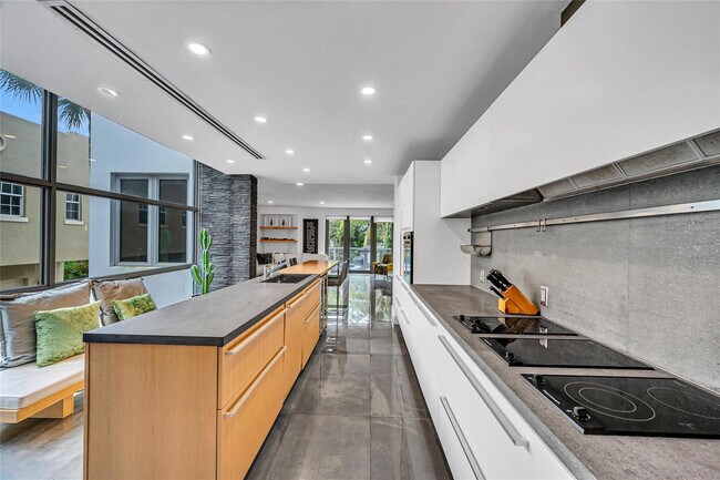 Building Photo - 1511 NE 4th Pl