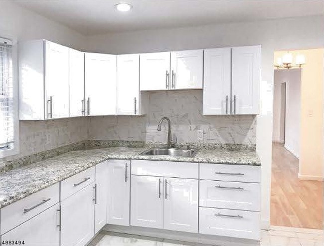 Building Photo - 588 Argyle Ave