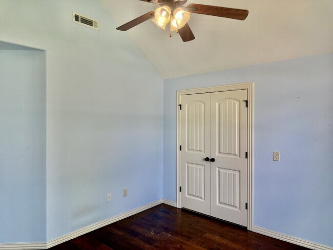 Building Photo - 5811 S 67th St