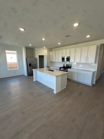 Building Photo - 830 Heaven Dr