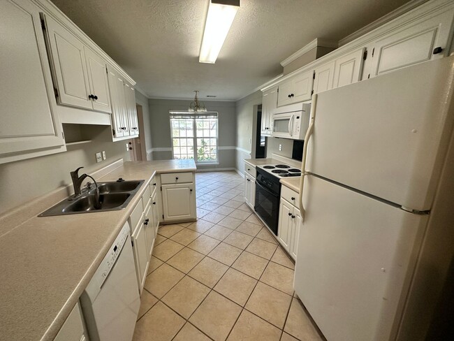 Building Photo - 4 bed 2 bath home with 2 car garage, covered patio, and fenced backyard