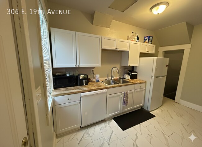 Building Photo - 306 E 19th Ave