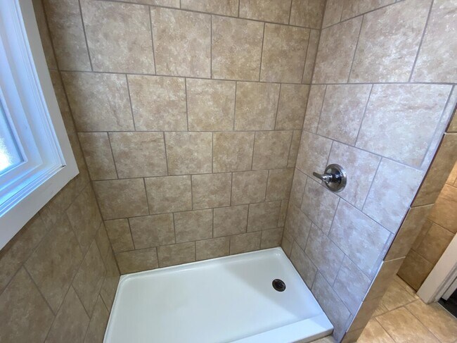 Building Photo - 817 Ferdinand Ave Sw