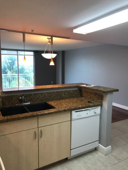 Building Photo - 3000 SW 22nd St