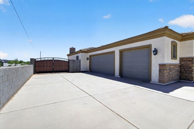 Building Photo - Luxury Meets Country Charm: Custom 5BR Home on Acreage in San Tan Valley