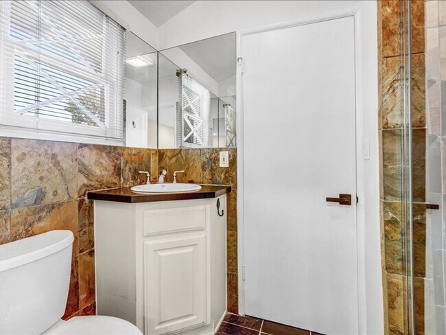 Building Photo - Welcome to this charming 3-bedroom, 2-bath...