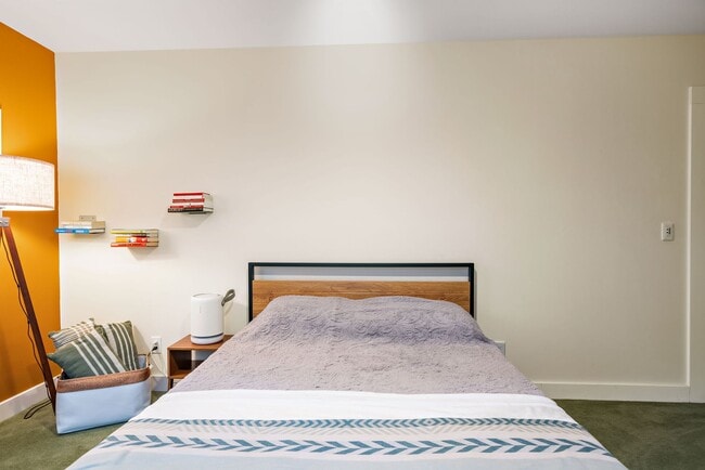 Building Photo - Furnished Downtown Bungalow!