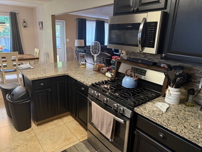 Building Photo - 4 Bedroom in Bluewater Bay (Professional Pictures Coming Soon!)