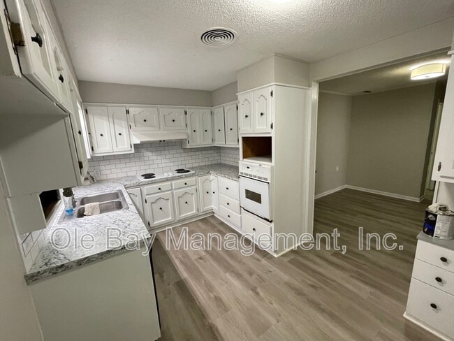 Building Photo - 2305 Hillwood Dr E