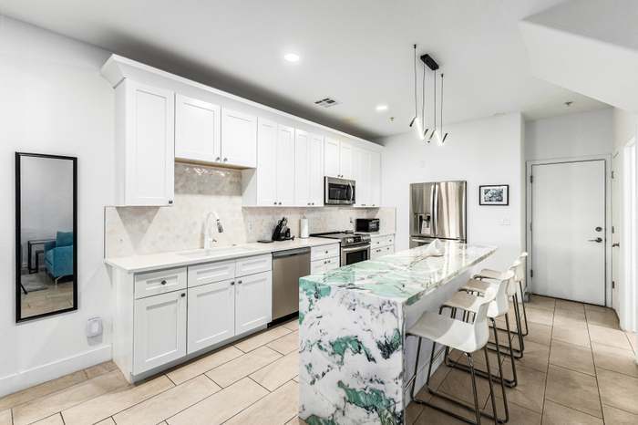 Building Photo - 1718 W Colter St