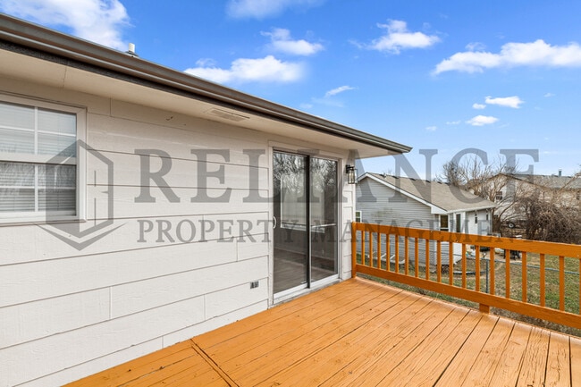 Building Photo - 215 Peachwood Dr