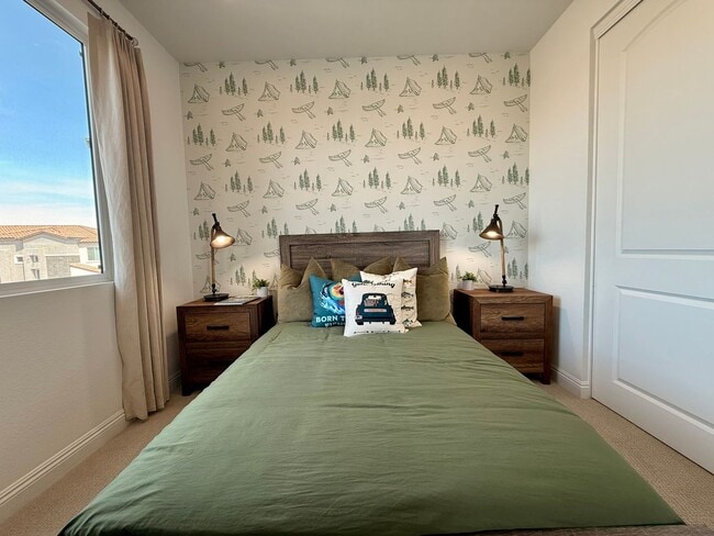 Building Photo - FULLY FURNISHED 3 BED 2.5 BATH 2 CAR GARAG...
