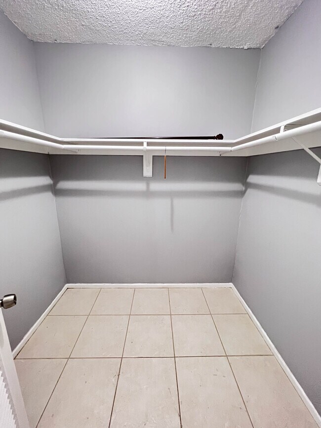 Building Photo - 2850 N Palm Aire Dr