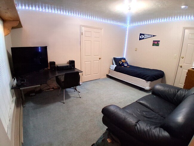 Building Photo - 565 N 300 E