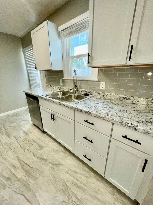 Building Photo - Updated 4-Bedroom Bungalow with Modern Kit...
