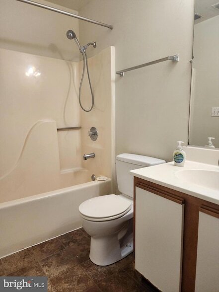 Building Photo - 10 Greystone Ct