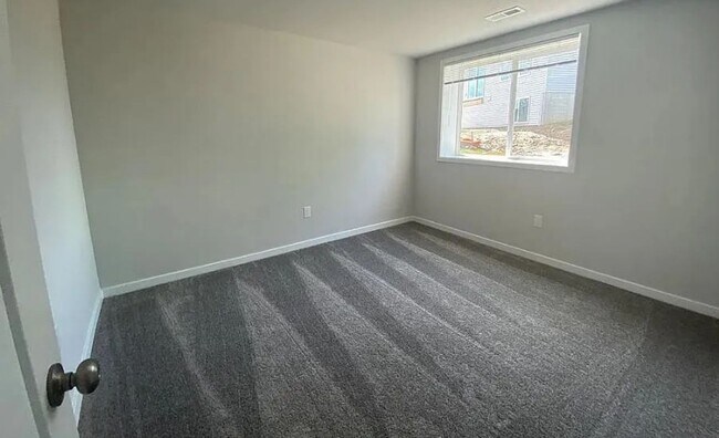Building Photo - Newer 3BR 2.5ba house in Urbandale, available July 6th!