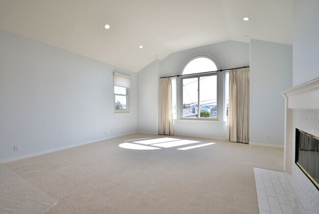 Building Photo - 3 Bedroom Home in Coveted "Golden Hills"