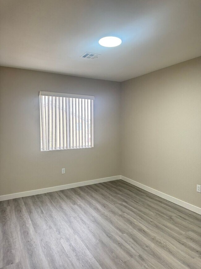 Building Photo - Must see 4 bedroom 2.5 baths home with NEW...