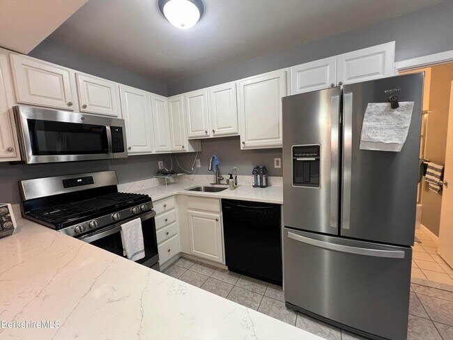 Building Photo - 1 Rolling Hills