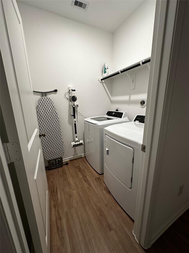 Building Photo - 2023 Foxtail Crk Ct