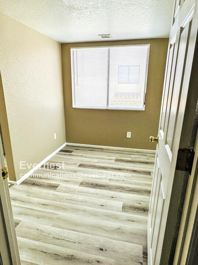 Building Photo - 2457 N Ironwood Ridge Dr