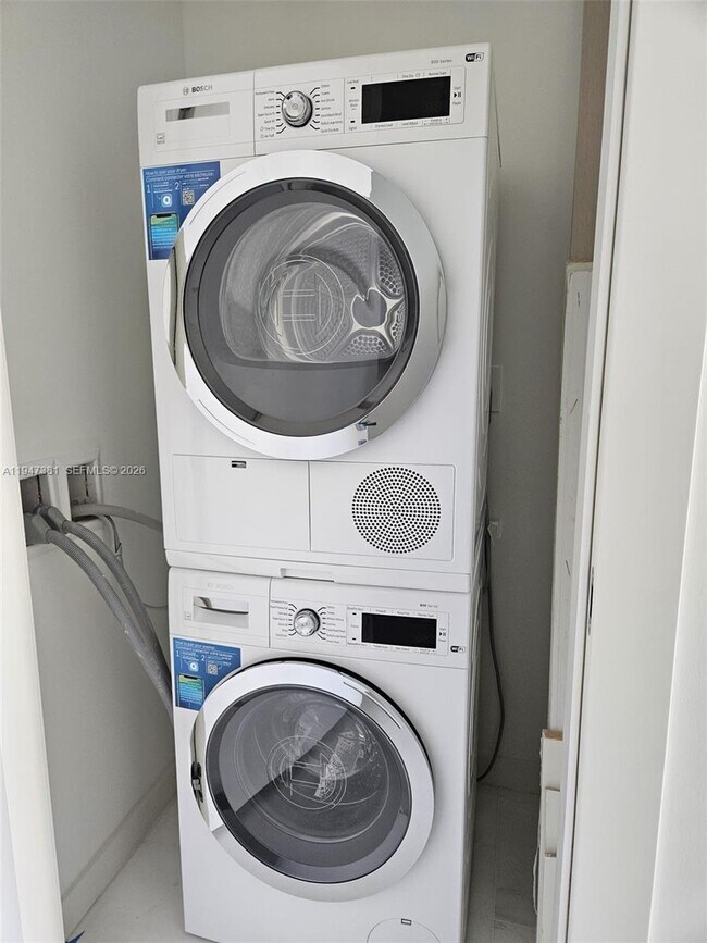 Building Photo - 300 Biscayne Blvd Way