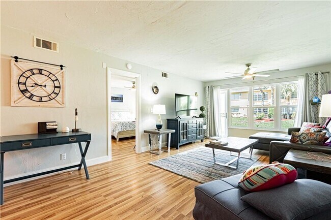 Building Photo - Bright & Spacious First-Floor Condo in Win...