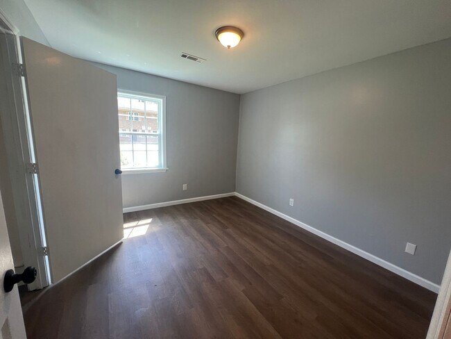 Building Photo - 4 bedroom 1 bathroom home in University Manor