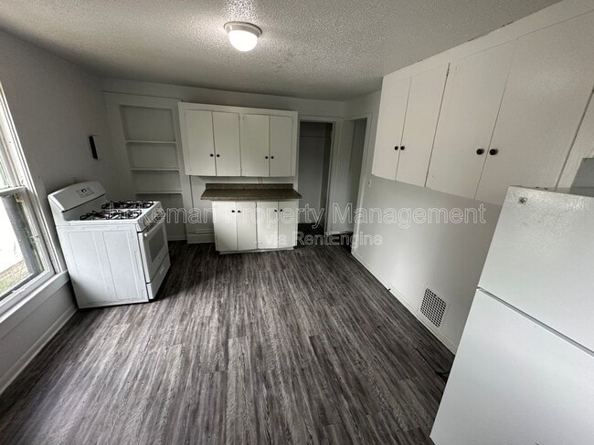 Building Photo - 1016 E Stockbridge Ave