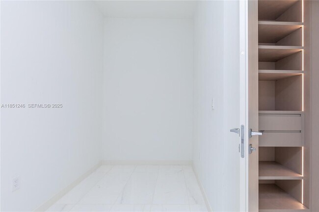 Building Photo - 300 Biscayne Blvd Way