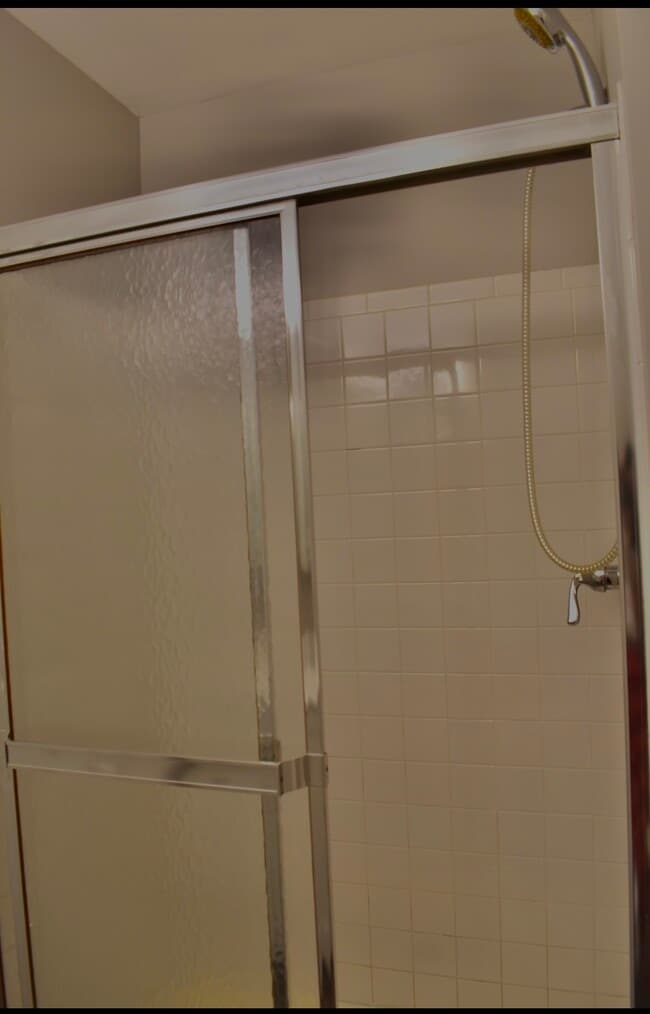 Master bath (full) - 5010 Kenilworth Ave