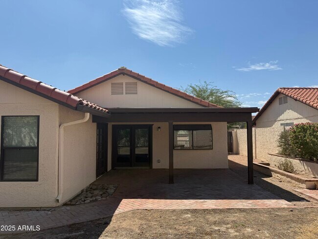 Building Photo - 1733 N La Rosa Dr