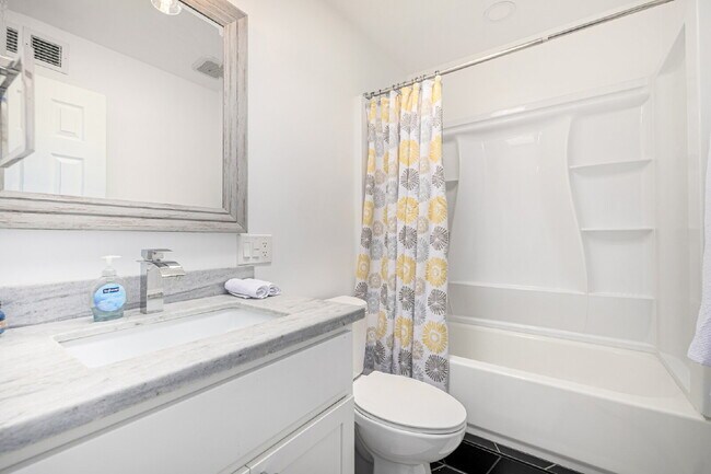 Building Photo - "Charming 1-Bedroom Townhouse in Phoenix –...