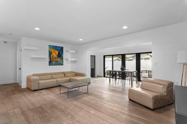 Building Photo - 715 NE 25th Ave