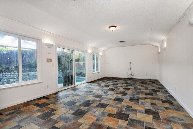 Building Photo - 805 Hawk Ct