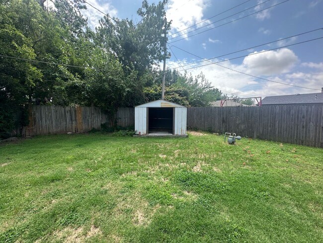 Building Photo - 4844 Woodview Dr