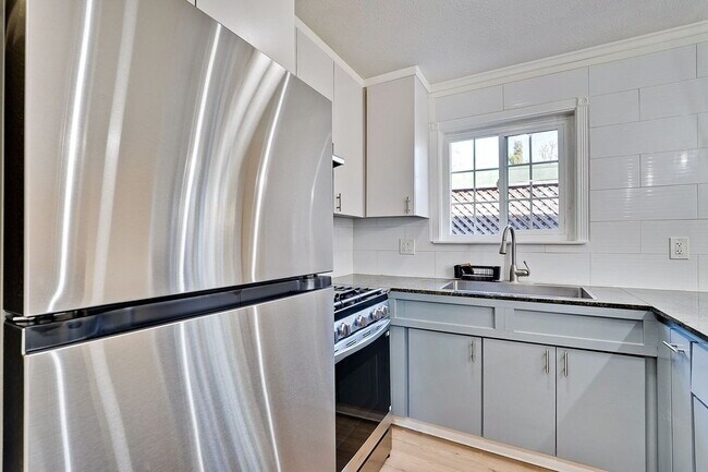 Building Photo - "Charming 2-Bedroom Retreat with 1100 Sq Ft of Comfort in Santa Clara!"