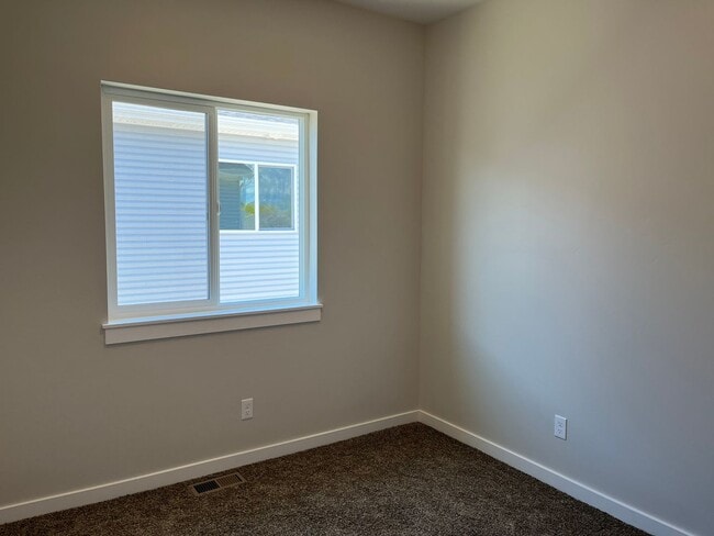 Building Photo - Rent Reduced! Rent Special $100 Off the First 2 Month of Rent!!