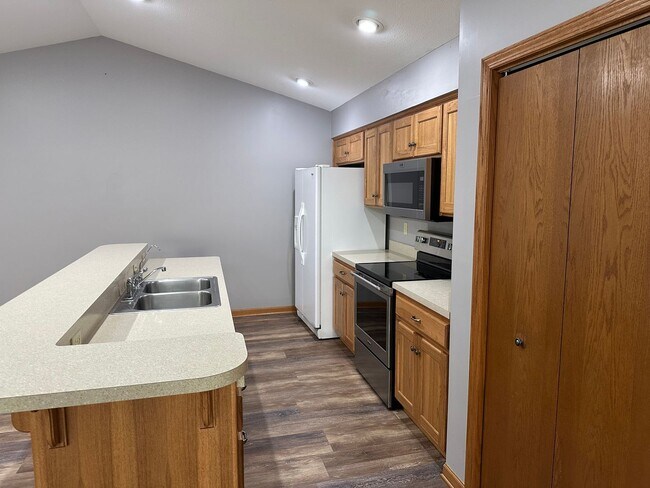 Building Photo - GREAT FAMILY HOME!