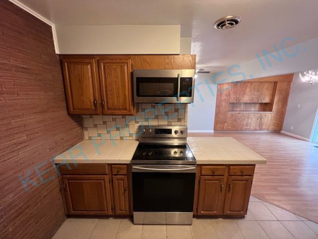 Building Photo - Charming Portland Retreat: 3-Bed, 2-Bath Home with Hardwood Floors & Cozy Fireplace!