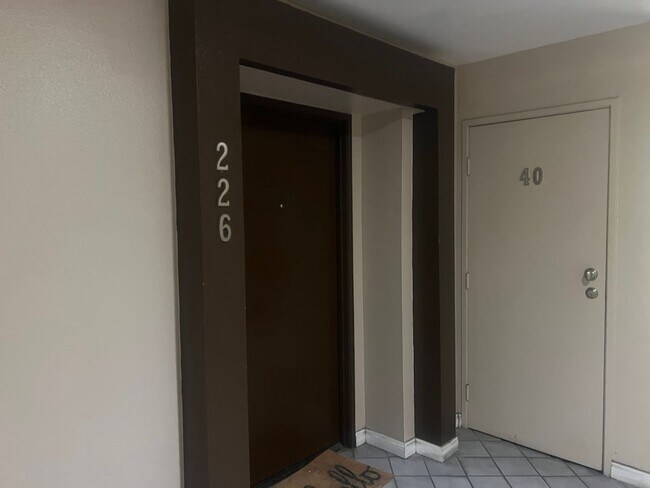 Building Photo - Spacious 2 Bedroom, 2 Bathroom, Canoga Par...