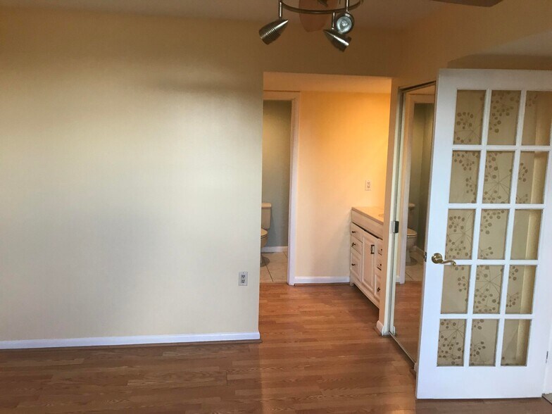 Building Photo - 3826 Whitehall Dr