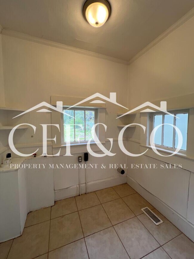 Building Photo - 2446 Wallace Ave