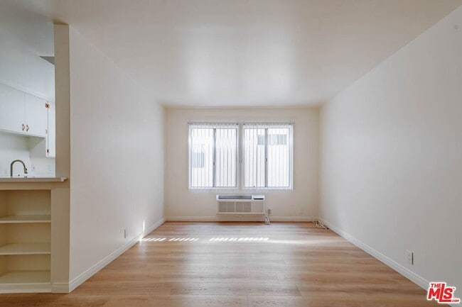 Building Photo - 758 N Hudson Ave