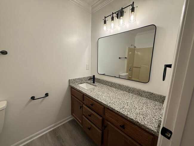 Building Photo - Freshly Updated 2/2 Townhome